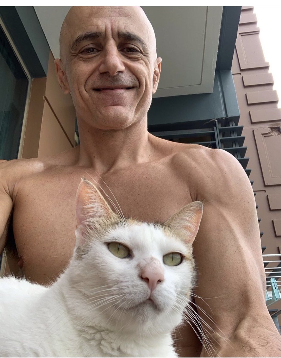iliasTzanet's tweet photo. #mycancerjourneyIlias #AcuteLymphoblasticLeukemia even the lockdowns were a picnic compared to this ! Missing those carefree days with my cat π Bugatti #chemo6 letβs get it over withπͺπ§Ώπ https://t.co/fHrZ8ldk0f