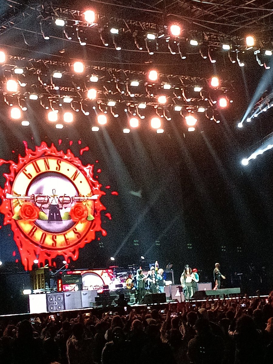 gonzalo1891_'s tweet photo. TRES HORAS metió Guns N' Roses en Uruguay, tocando todos los temas que quería la gente y metiendo como si tuvieran 25 años.

Noche inolvidable, gracias gurises 🤘 https://t.co/k3VQriN0Rx