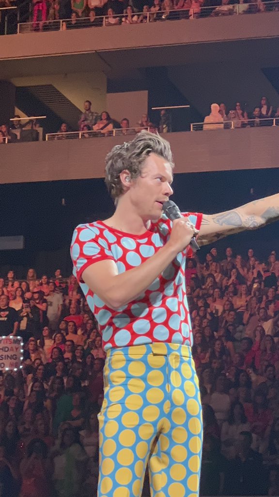 hsd-love-on-tour-on-twitter-harry-on-stage-at-moody-center-in-austin