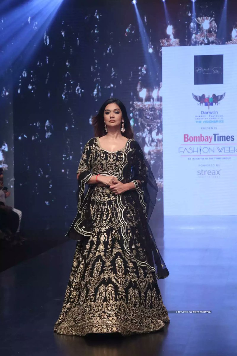 MoviesUpdatez's tweet photo. Divya Agarwal turns showstopper for Prashant Majumdar &amp; Saisha on Day 3 of #BombayTimesFashionWeek2022 

@Divyakitweet https://t.co/x0vuDYBWLd