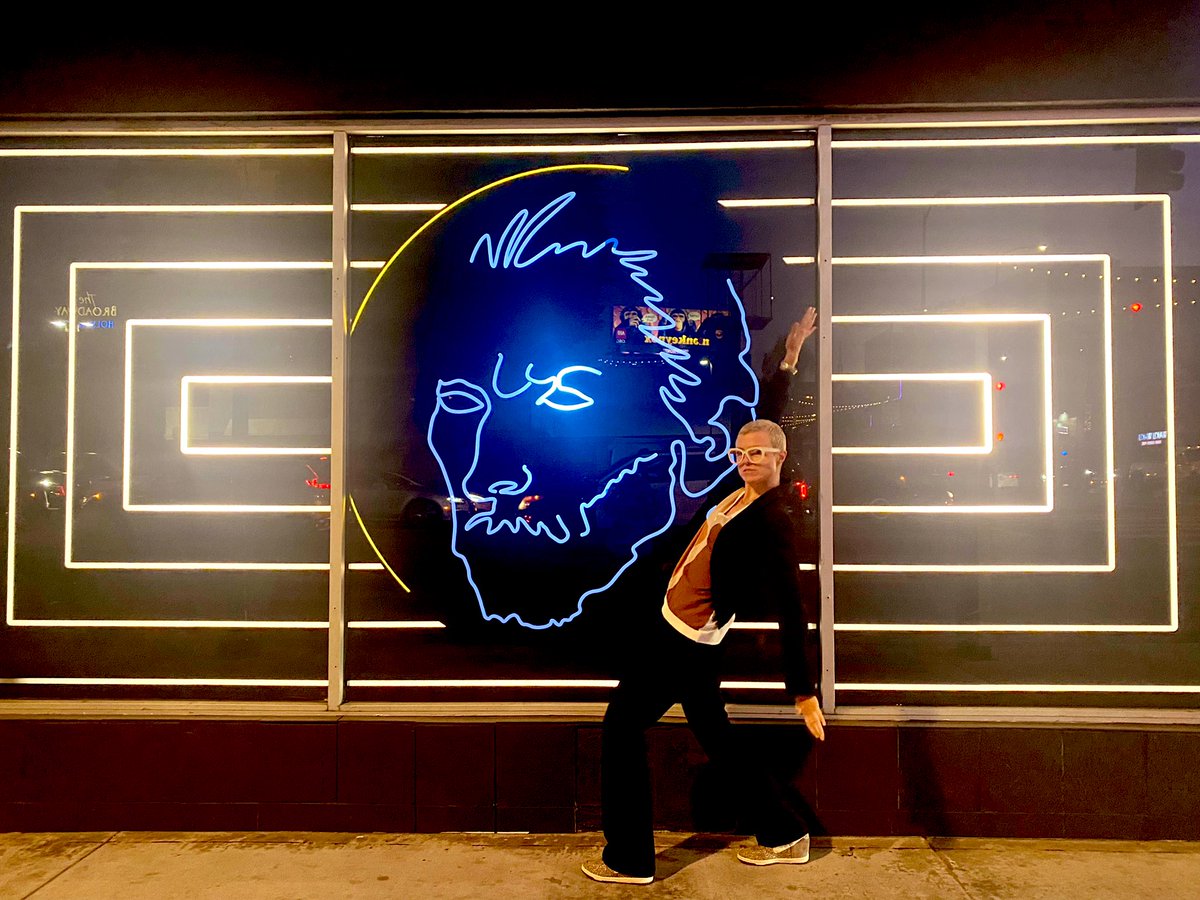 My ultra cool friend Liz upstaging #vincentvangogh on Sunset Blvd in #Hollywood. 💙