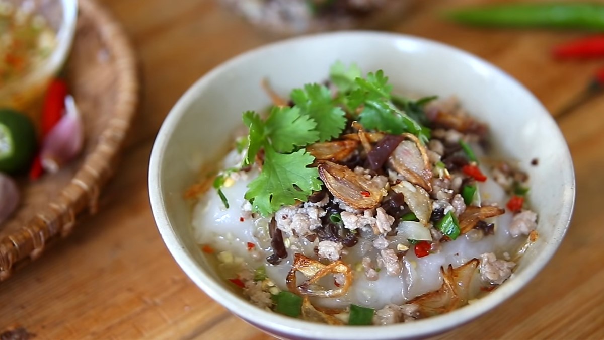 Vietsense_'s tweet photo. Thinking of autumn of Hanoi, people immediately think of these simple but attractive specialities
1. Cốm (Green Rice Flakes)
2. Bánh đúc nóng (Steamed rice cake)
3. Cháo sườn sụn (Pensioner's Rib Congeee)
4. Bánh trôi tàu (Stuffed Sticky Rice Balls)
#Vietnam 
#Hanoi #VietSense https://t.co/L3q2aciZwL