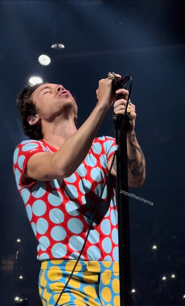HLDTour's tweet photo. Harry on stage.
#LoveOnTourAustin #Residency5
10.2.22

📸: popatthecinema https://t.co/R4C167VtTL