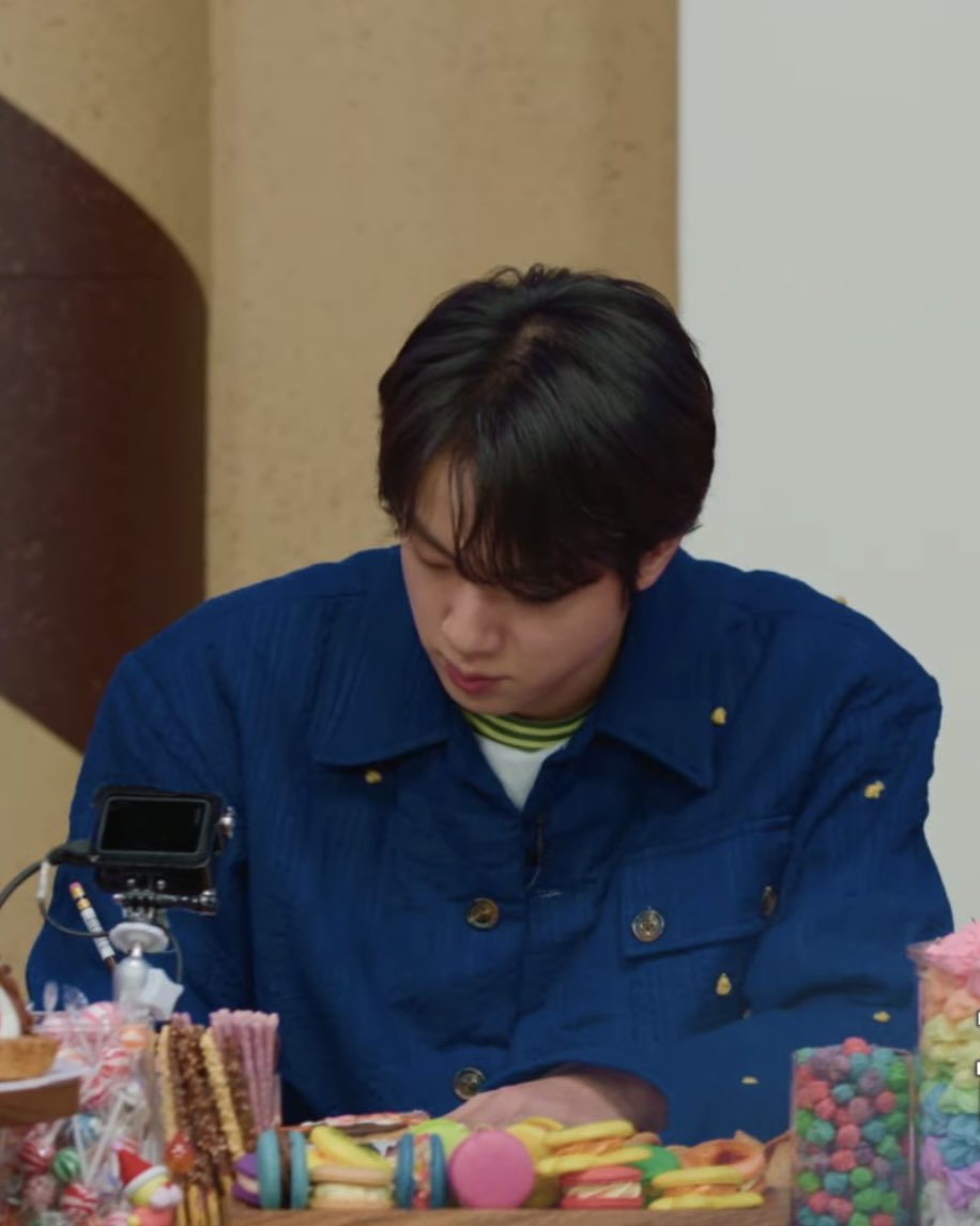 seokjinfile's tweet photo. worldwide shoulders for a reason https://t.co/1UznBuTsxa