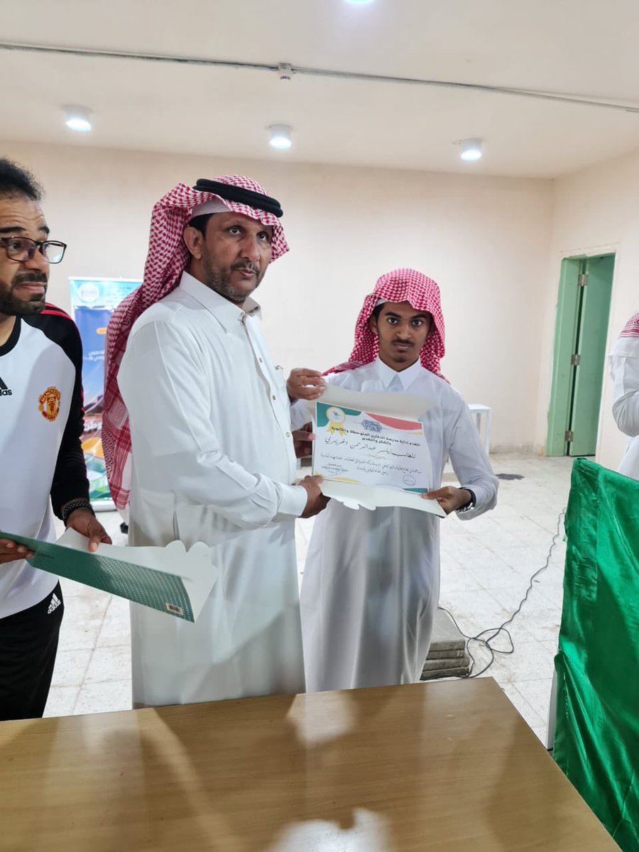 aldgharyr's tweet photo. #تكريم | استمرارا لرحلة التكريم لكل متميز ومتفوق في المدرسة الاستاذ/ حسين شعبي يكرم مجموعة من الطلاب لمساهمتهم في إنجاح فعاليات اليوم الوطني 92
#اليوم_الوطني_السعودي92
  #تعليم_جازان  
#وزارة_التعليم https://t.co/LuV0efKsgj