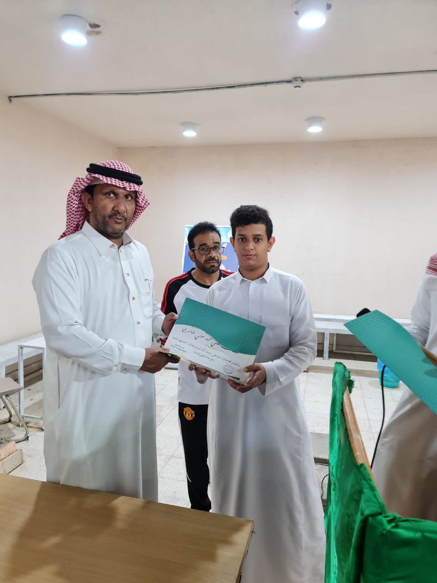 aldgharyr's tweet photo. #تكريم | استمرارا لرحلة التكريم لكل متميز ومتفوق في المدرسة الاستاذ/ حسين شعبي يكرم مجموعة من الطلاب لمساهمتهم في إنجاح فعاليات اليوم الوطني 92
#اليوم_الوطني_السعودي92
  #تعليم_جازان  
#وزارة_التعليم https://t.co/LuV0efKsgj
