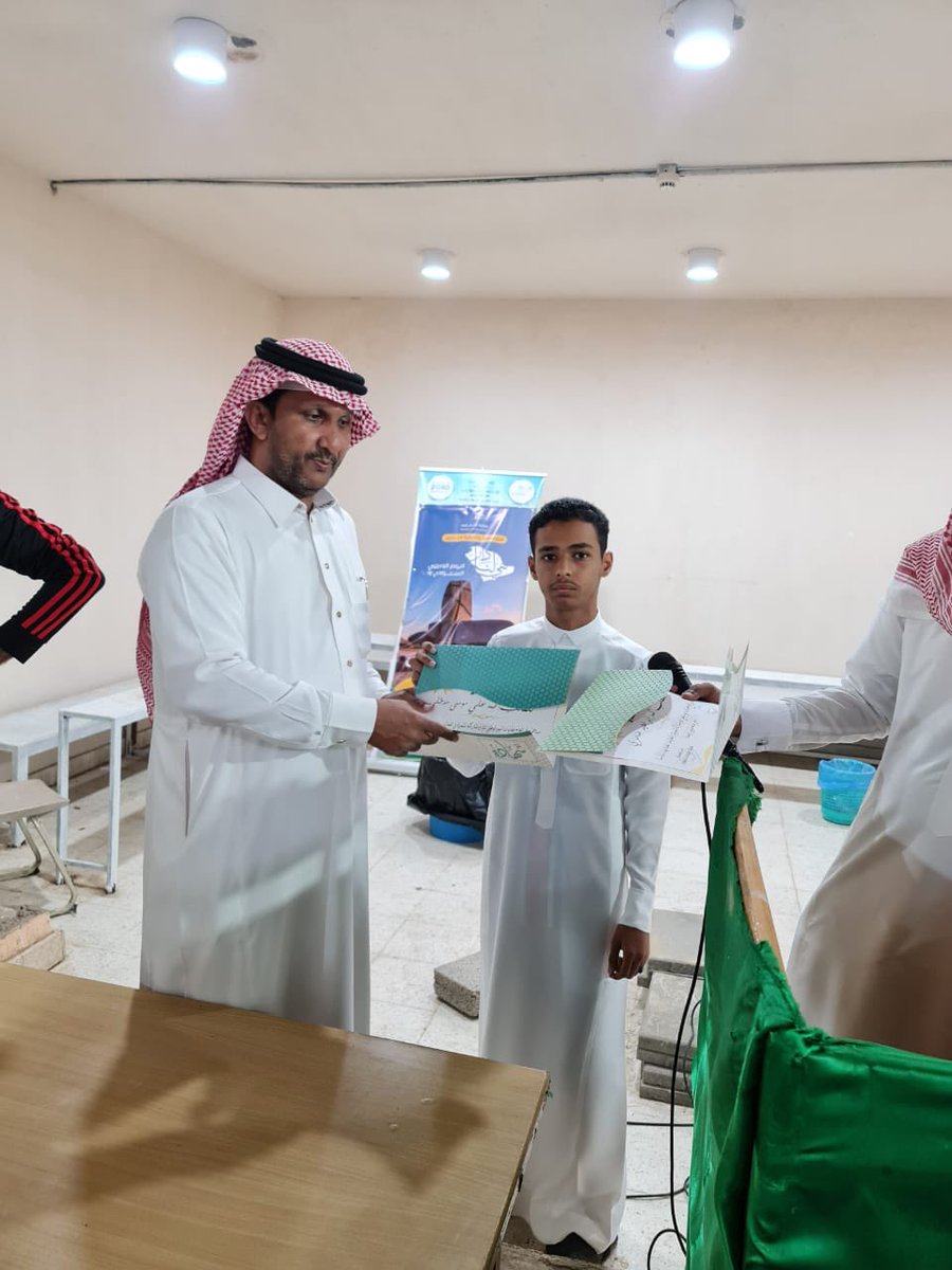 aldgharyr's tweet photo. #تكريم | استمرارا لرحلة التكريم لكل متميز ومتفوق في المدرسة الاستاذ/ حسين شعبي يكرم مجموعة من الطلاب لمساهمتهم في إنجاح فعاليات اليوم الوطني 92
#اليوم_الوطني_السعودي92
  #تعليم_جازان  
#وزارة_التعليم https://t.co/LuV0efKsgj