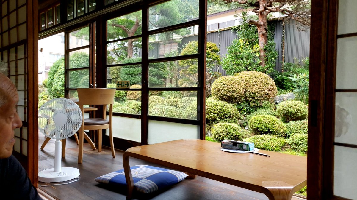 鳴子の湧き水無くなったからまた汲みがてら昼飯と温泉入りにきたった。たかはし亭ってとこ入ってみたら芸能人めっちゃ来るとこだった 