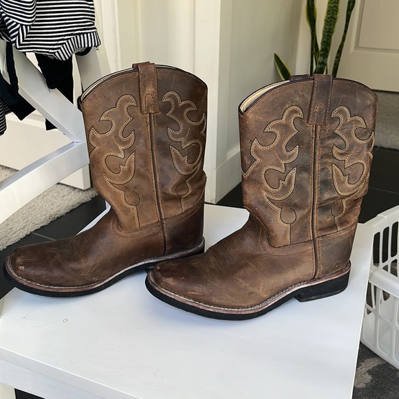 Amanda____F's tweet photo. So good I had to share! Check out all the items I'm loving on @Poshmarkapp #poshmark #fashion #style #shopmycloset #nike #levis #smokymountain: https://t.co/PWGRGIONkX https://t.co/VWYy9FN94k
