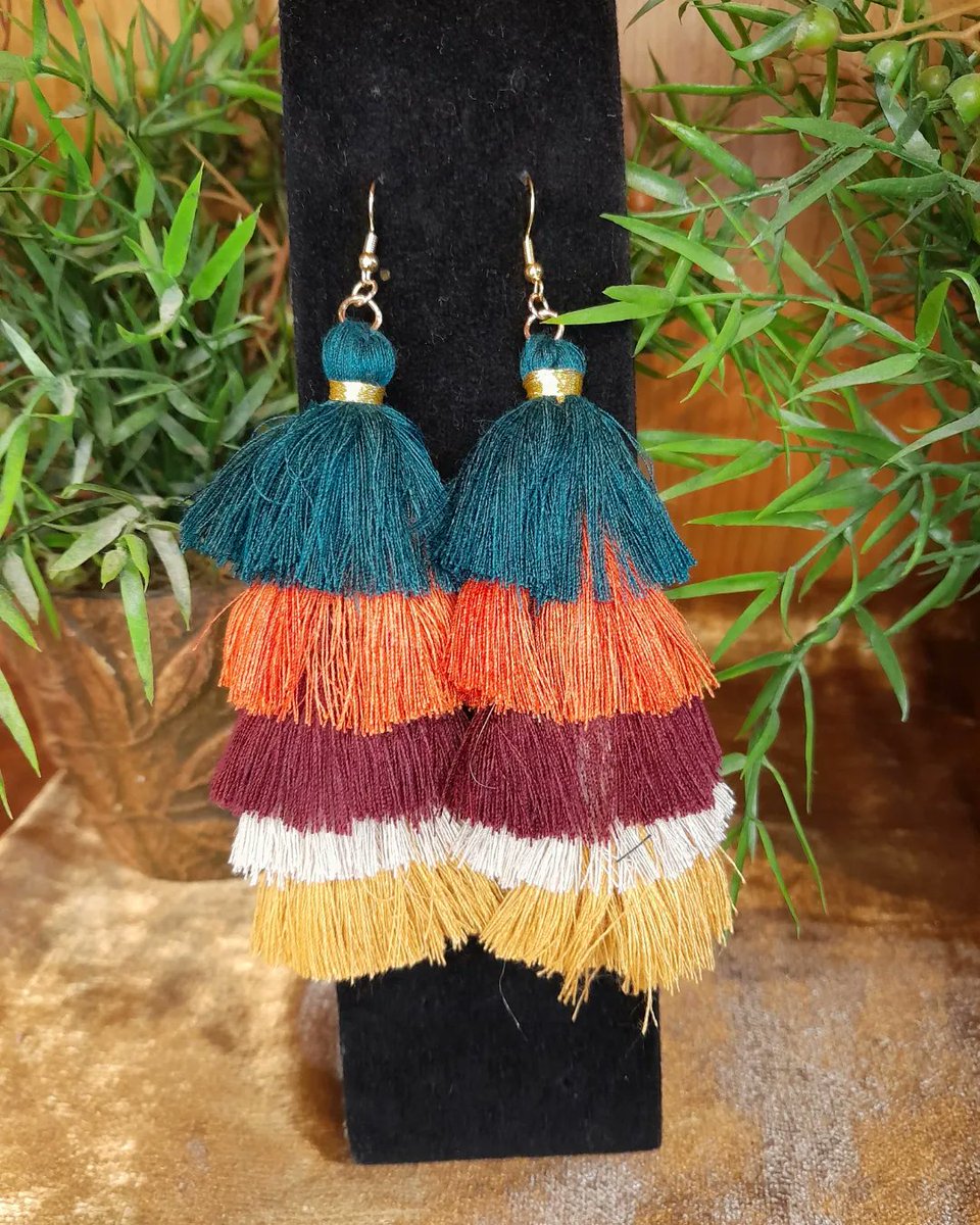 🎃New To the Website🎃

🍁Fall Colored Fringe Dangle🍂

One Pair available, get yours before they go❗️🤗🍁🍂

PRETTYPINNA.BIGCARTEL.COM 
🎃🍁🍂🎃🍁🎃🍂🎃🍁🍂🎃🍁