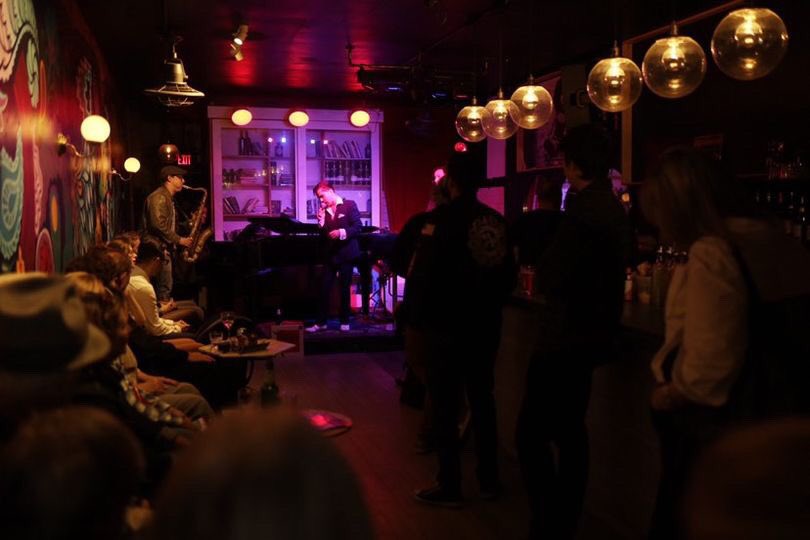 Thank you to everyone who came out to hear us at Tapesty for the @kensingtonjazz last night! What a sweet crowd! Such great energy. Special thanks to a few people who took the time to take some shots too! Kayla Ramu, Gavin Hope & Lilien Trujillo 📸 #jazz #toronto #bird