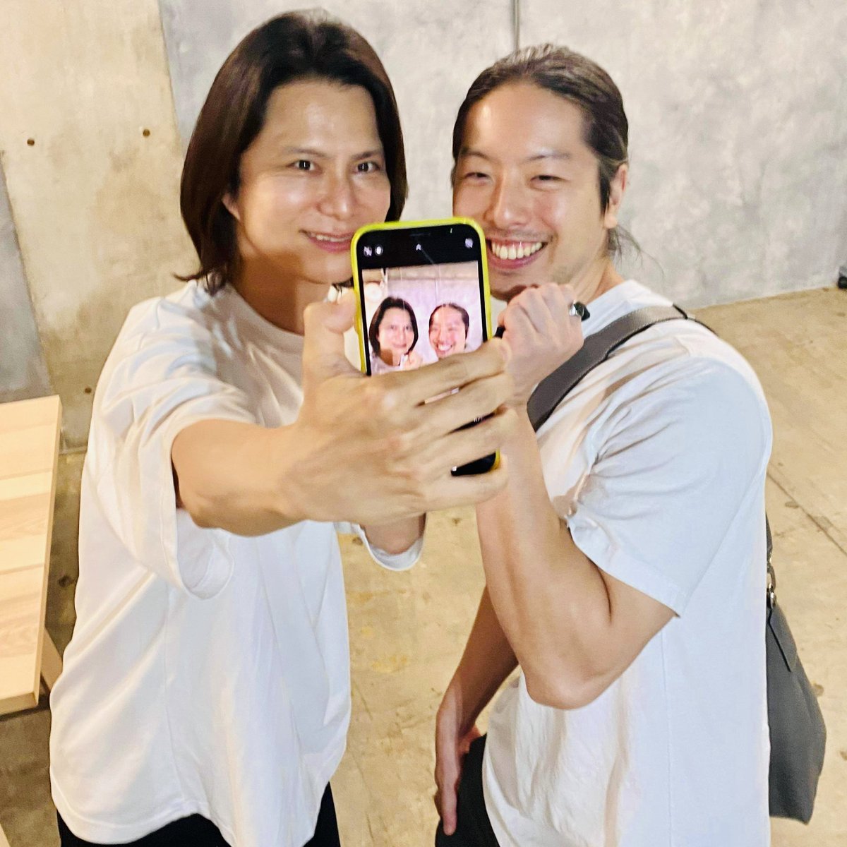 fuku_gyun's tweet image. こないだの撮影のオフショット🤓
#PRTable の名バイプレイヤー
@rikufromPRT りっくんと仲良くギュンギュン2ショット撮ってる図🤗✨
を撮ってくれたのがスーパー元気印ガヤ担当（褒め言葉）
@Kawaasu13 サンシャインかわあす
みなさんからのエモLOVEを受け取りながらゆめみは前進中！感謝＆ギュン謝😆