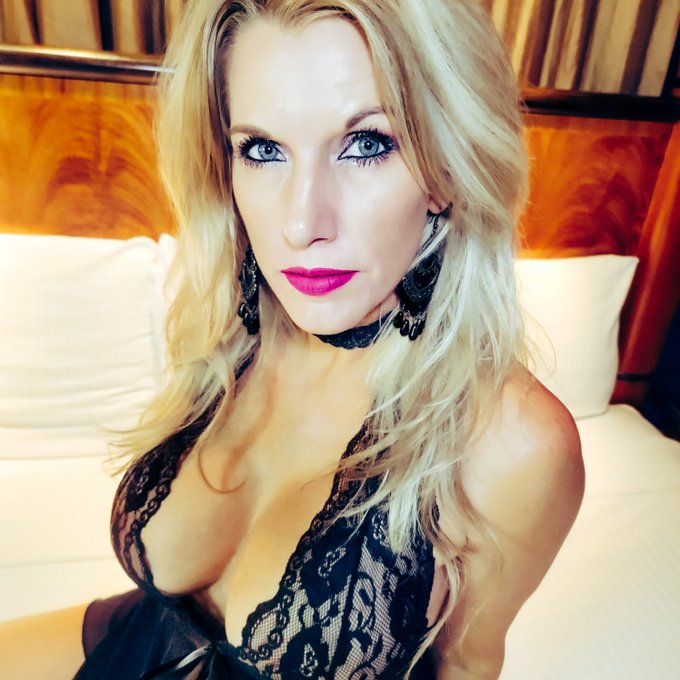 This sure is a big bed to be alone in...who has a thing for milfs?  xoxo Nola

https://t.co/GHT1a4SOtN

#flirtynola
