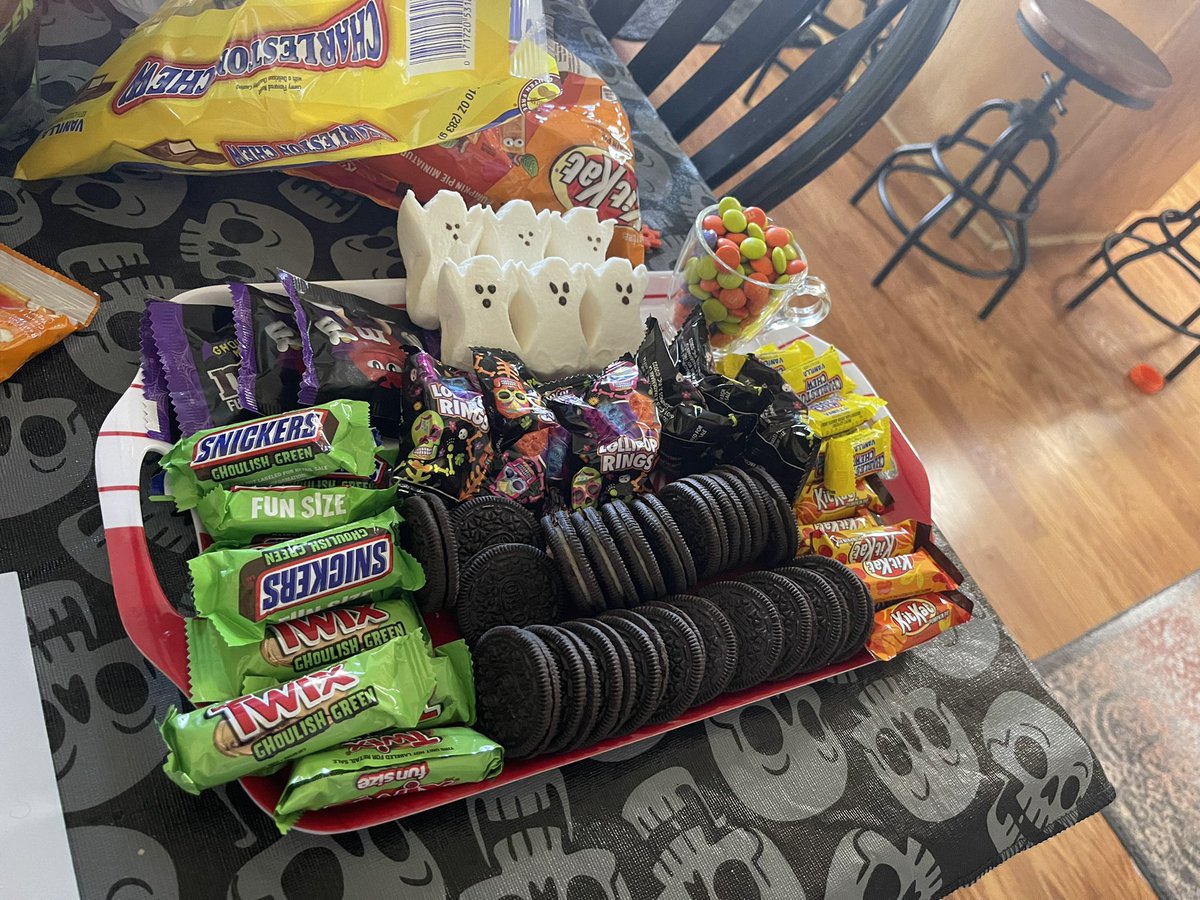 SabBriBri's tweet photo. How cute is the Halloween treat “charcuterie” board my mom made. She’s actually the cutest mom alive https://t.co/vJAJusn0xr
