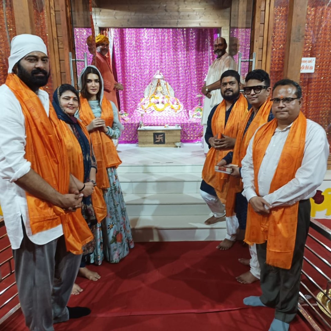 Trending_Today_'s tweet photo. Prabhas kriti seek blessings at Ram Mandir Ayodhya ahead of release of Adipurush
#prabhas #kritisanon #rammandir #ayodhya #adipurush https://t.co/5xdVH4iBiL