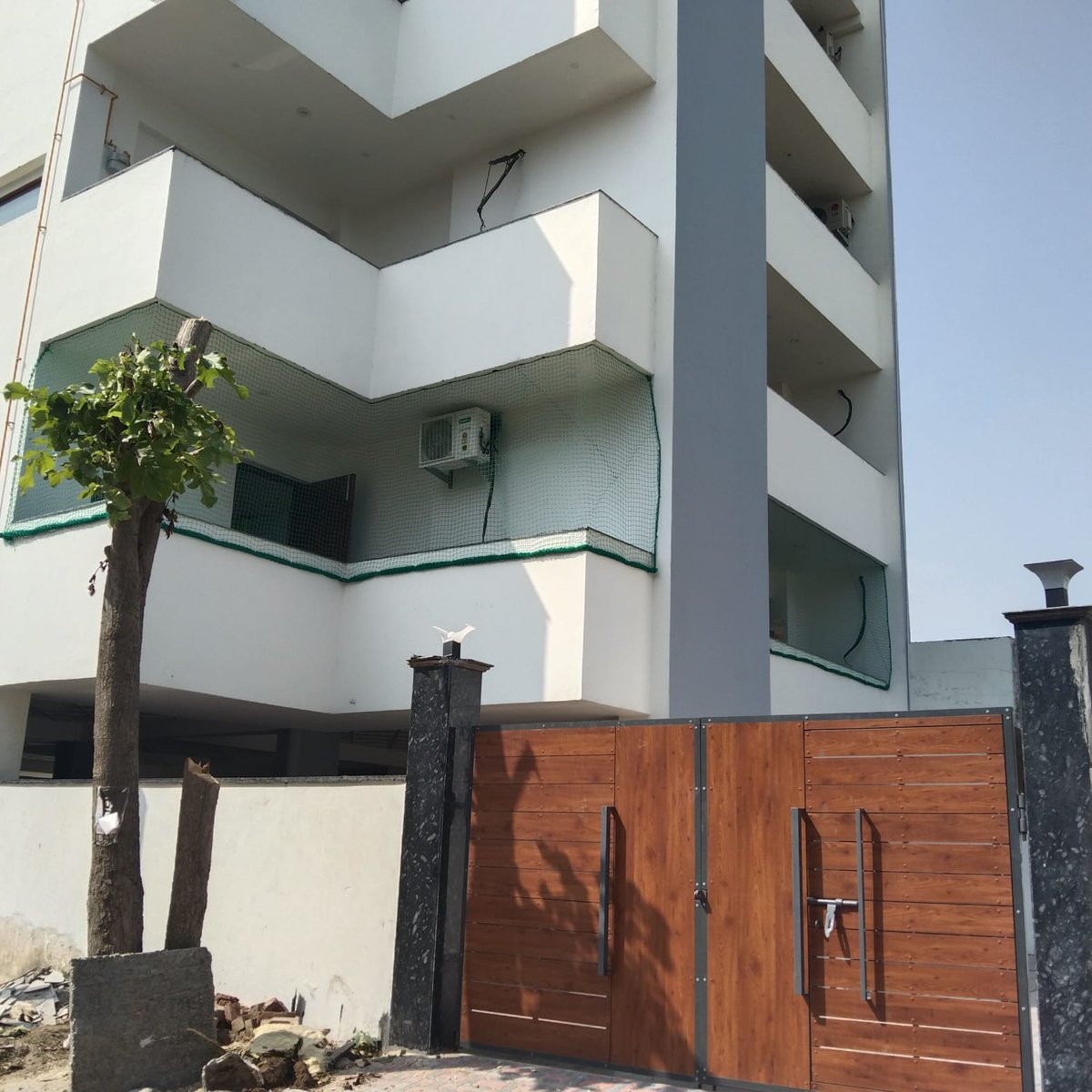 OfficeAVGlobal's tweet image. Monkey's entry inside home premises can be a serious concern for kids safety. Heavy quality monkey protection net installation is done to restrict monkey and cats entry.
#monkeyprotectionnet
#catprotectionnet
#nylonbirdnet
#heavyquality
#transpaerentbirdnet