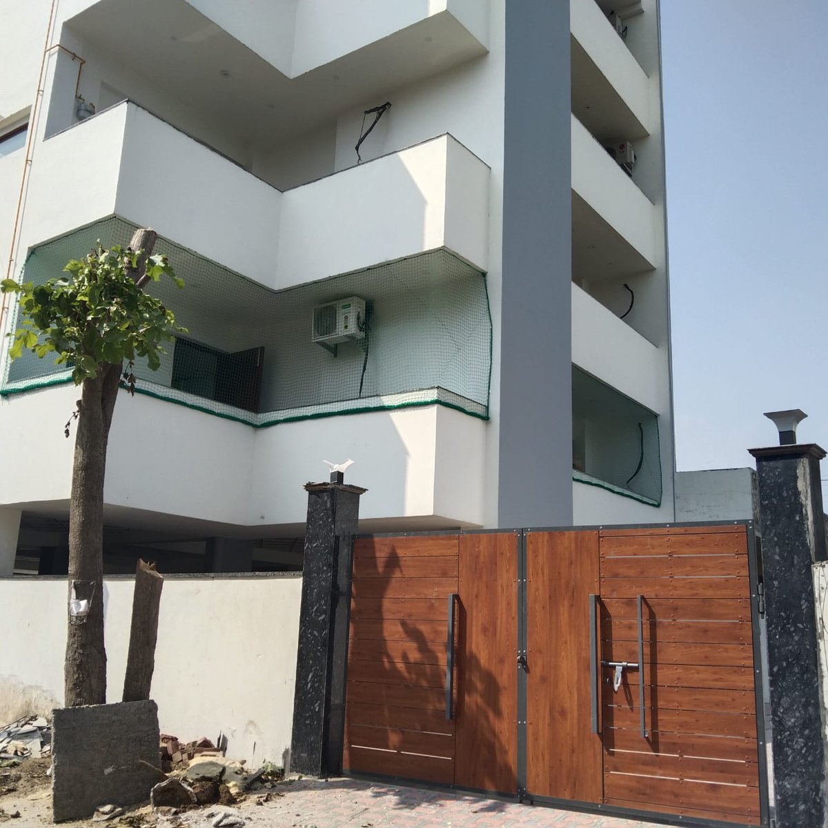 OfficeAVGlobal's tweet image. Monkey's entry inside home premises can be a serious concern for kids safety. Heavy quality monkey protection net installation is done to restrict monkey and cats entry.
#monkeyprotectionnet
#catprotectionnet
#nylonbirdnet
#heavyquality
#transpaerentbirdnet