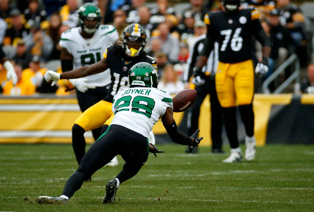 Zero of Kenny Pickett's 13 pass attempts against the Jets on Sunday hit the ground.

10 went to Steeler's receivers, while 3 found the hands of Jets' defenders.

That's the most pass attempts in a game in NFL history without any hitting the ground.