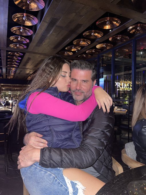 Apuesto, famoso y millonario 😏💕 @elopodcast_ 😘 https://t.co/CrcGjtlS8l<a class="tags" href="/tag/elopodcast_">@elopodcast_</a>