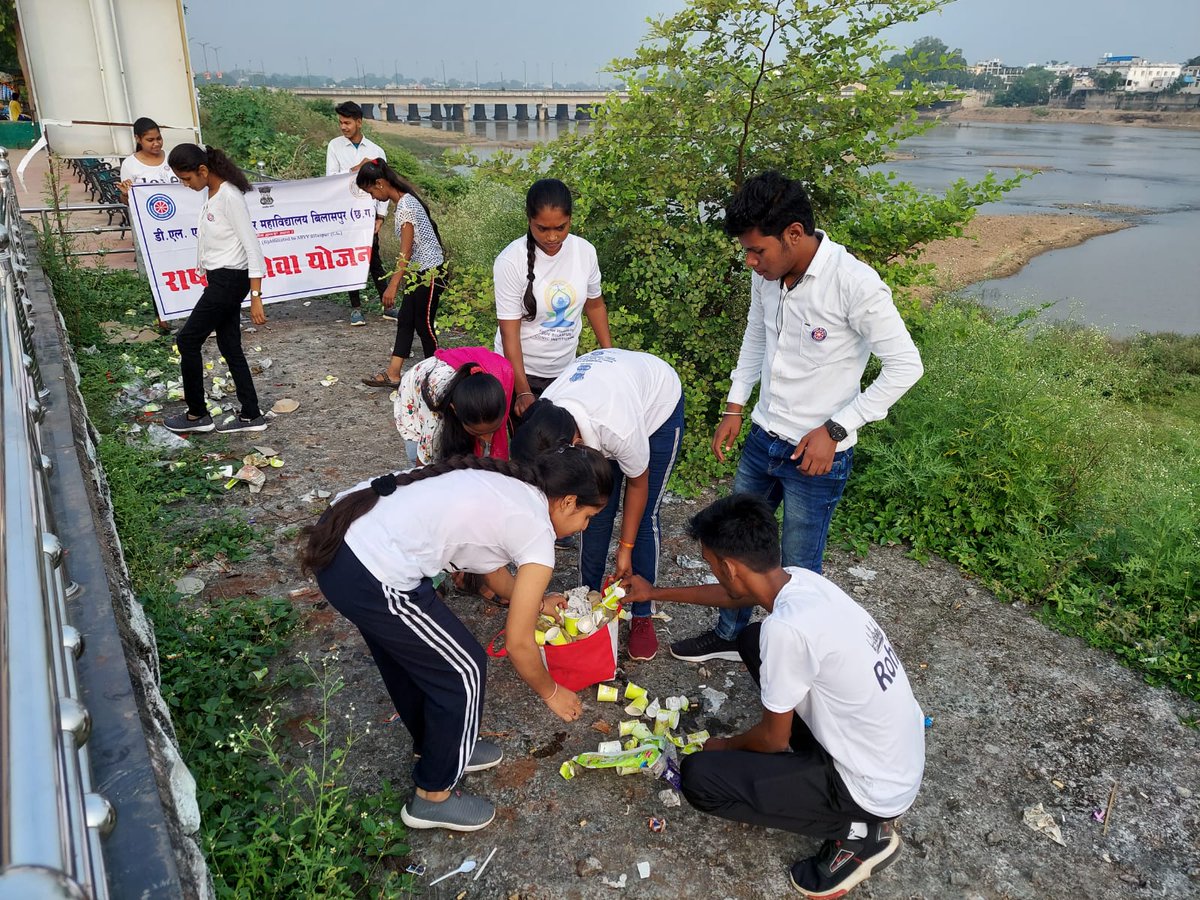 Sanskriti13s's tweet photo. #FitIndiaFreedomRun 3.0 के साथ "स्वच्छ भारत अभियान "के अन्तर्गत अरपा रिवर व्यू, बिलासपुर (छ. ग.) एवं में स्वच्छता अभियान चलाया गया @Nssdls की सहभागिता. #SwachhBharatMission2022 #CleanIndia2 #youth @PMOIndia @YASMinistry @ianuragthakur @_NSSIndia @pankajsinghips @NSSRDBhopal https://t.co/ErnGGhOurc