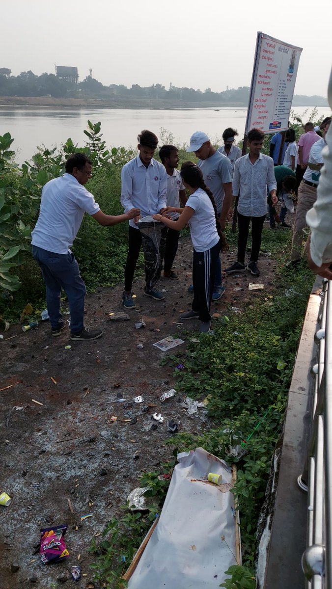 Sanskriti13s's tweet photo. #FitIndiaFreedomRun 3.0 के साथ "स्वच्छ भारत अभियान "के अन्तर्गत अरपा रिवर व्यू, बिलासपुर (छ. ग.) एवं में स्वच्छता अभियान चलाया गया @Nssdls की सहभागिता. #SwachhBharatMission2022 #CleanIndia2 #youth @PMOIndia @YASMinistry @ianuragthakur @_NSSIndia @pankajsinghips @NSSRDBhopal https://t.co/ErnGGhOurc