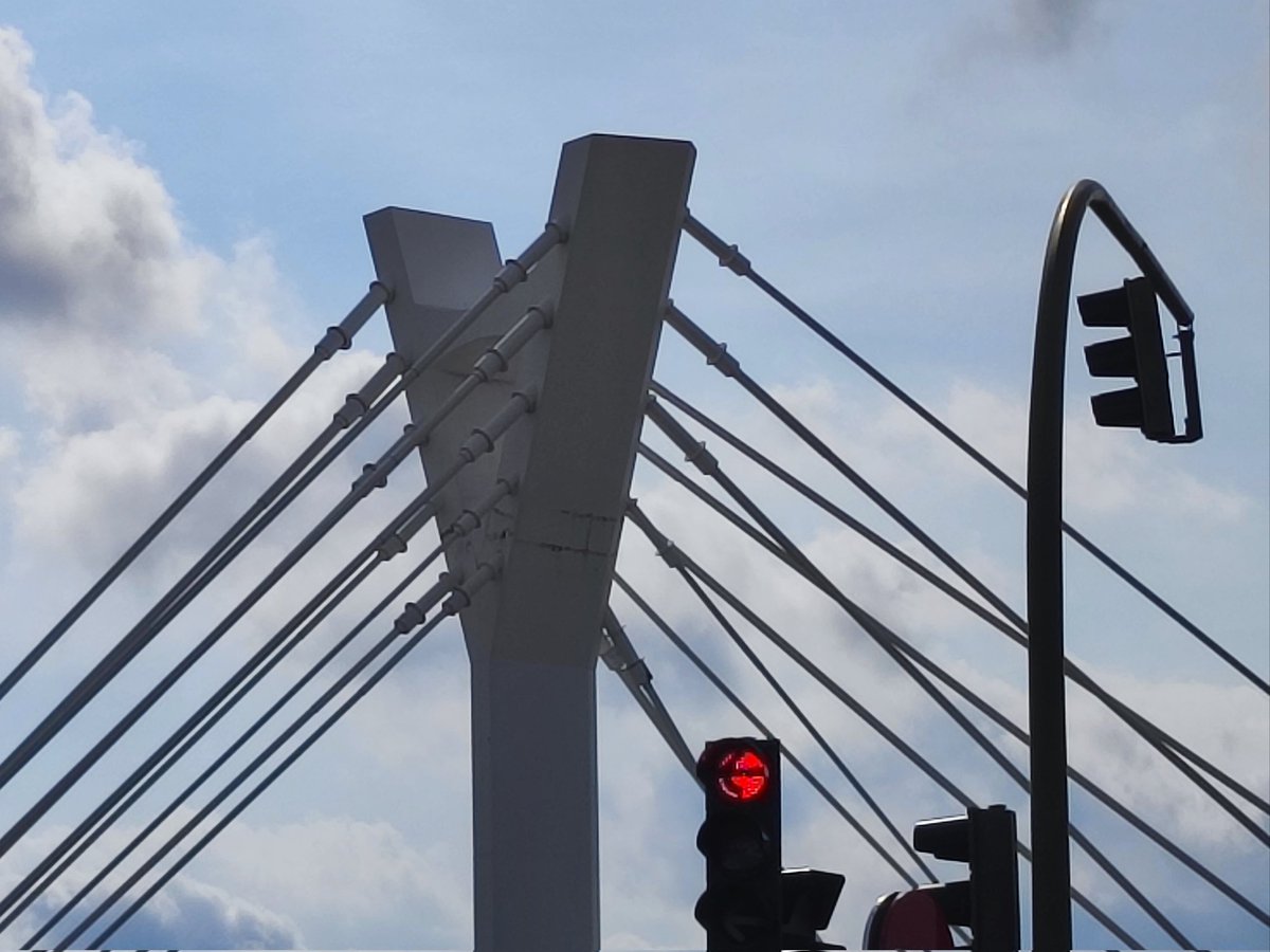 La vida són cels blaus,
cada dia un matí nou,
aire filtrat de la vesprada,
pols d'estrella surant en un raig de sol,
la vida és esperança,
somriures, ganes,
tu.

AGP,  Trossets.

#BonDia #PlanaAlta #testime #testimo #brollamots #TantDeBoFossisAquí instagram.com/p/CjPT46Wosn7/…