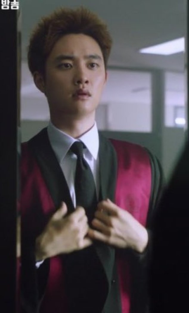carmyl29's tweet photo. finally expectation became a reality... prosecutor Jinjeong wearing a robe, he's the finest. 😭🐧💕✨ #Kyungsoo #BadProsecutor #superbadprosecuter #도경수 #엑소 https://t.co/KbawlPBof9
