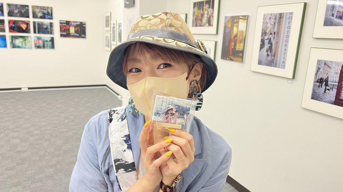 mikachu0720's tweet photo. 美人社長ご訪問☺️✌🏻
Parisでの写り込み作品がスリング着用でミニイーゼル作品お買い上げいただきました🥰

明日から岩田屋三越（福岡）の売り場で飾ってくれるとこのことで😆✨さくらさんありがとう💕
@sakurasling_39 

わたしのカメラストラップ📷は全部サクラスリングです✌🏻✨ https://t.co/IZPXSHshD3