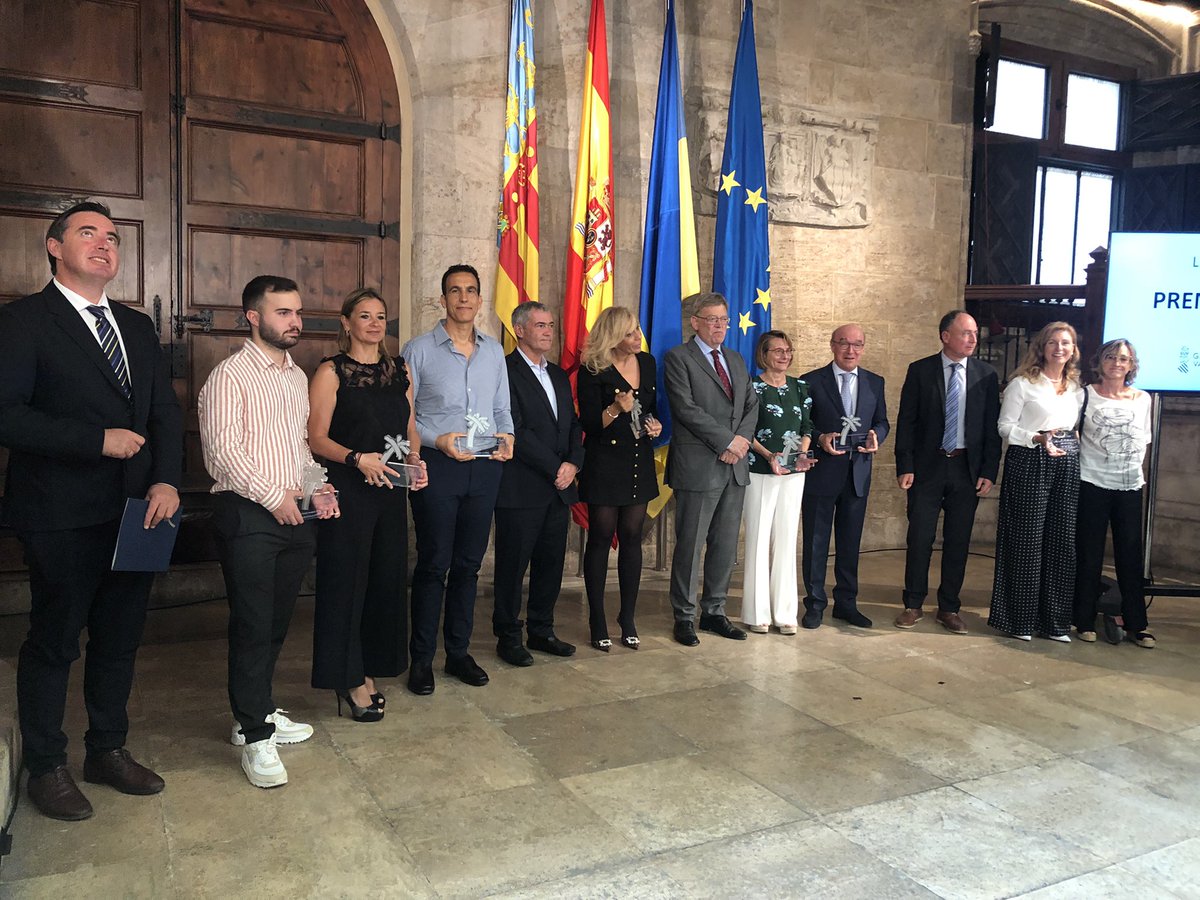 FedVeinalVLC's tweet photo. Hoy desde la #FAAVV asistimos a los Premis @GVAturisme entregados por el president de la @generalitat, Ximo Puig, en un acto celebrado en el Palau de la Generalitat. Enhorabuena a las empresas e instituciones premiadas. #PremisTurisme https://t.co/Dzp3CDIBLK