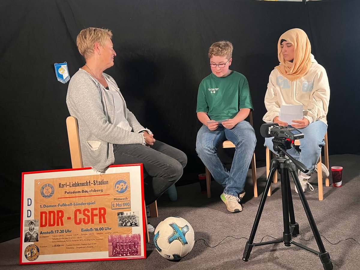 Deutsch-deutsche Geschichte und #Fußballkultur. Das Projekt #AndieWandgespielt zeigt erfolgreich, wie lebendige Geschichtsvermittlung geht. Tolle erste Station in #BRA #GIE #LEV. Danke für die Unterstützung <a href="/BAufarbeitung/">Bundesstiftung Aufarbeitung</a> #tagderdeutscheneinheit2022 x.com/BrotundSpieleE…