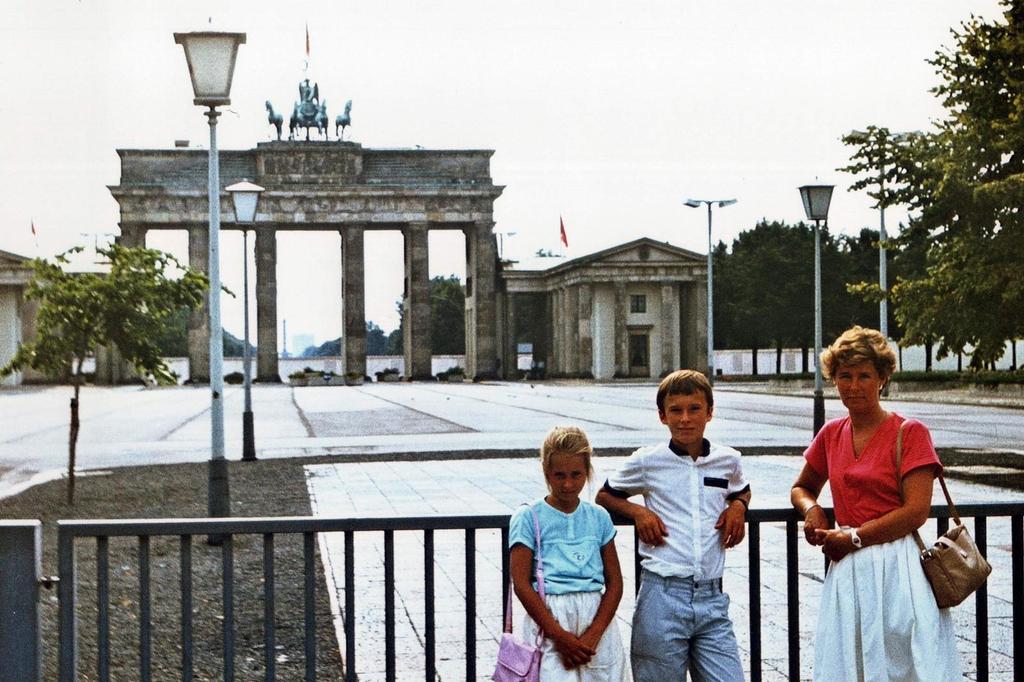 My warm wishes on #German Unity Day.

In 1988 at Brandenburg Gate my dad told me: "Breathe in deeply, that’s the air of freedom that comes from the other side." I didn't know what freedom was.

German reunification was part of a wind of change that brought freedom back to Europe.