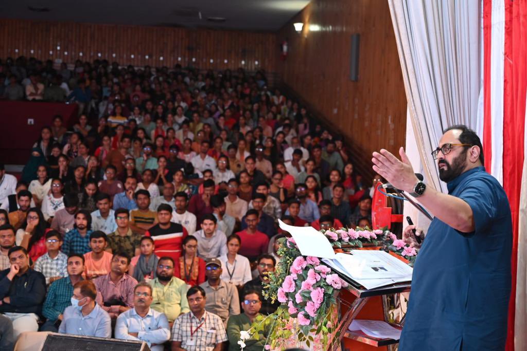 RajeevRC_X's tweet photo. Met with students at @CUShahUniVBT &spoke abt Techade of Opportunities
PM @narendramodi ji’s vision, & ambitions of Young Indians are building #IndiaTechade frm 5G to semiconductors.
Youth in Gujarat are in turn building #GujaratTechade
#NewIndia4YoungIndia #RCinGujarat https://t.co/LqPxojBXkE