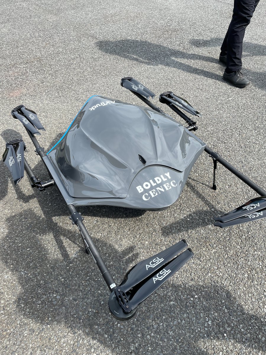 atsutoms's tweet photo. 自動運転バスに加えて、ドローンとも連携できるようになりました。ひとつの画面で、自動運転バスとドローンを同時に運行管理ができます。さらに幅広いモビリティに対応していきたいと思います。
#ドローン配送 #自動運転車
https://t.co/1eEVXCThyL https://t.co/CEEK6lXb9U