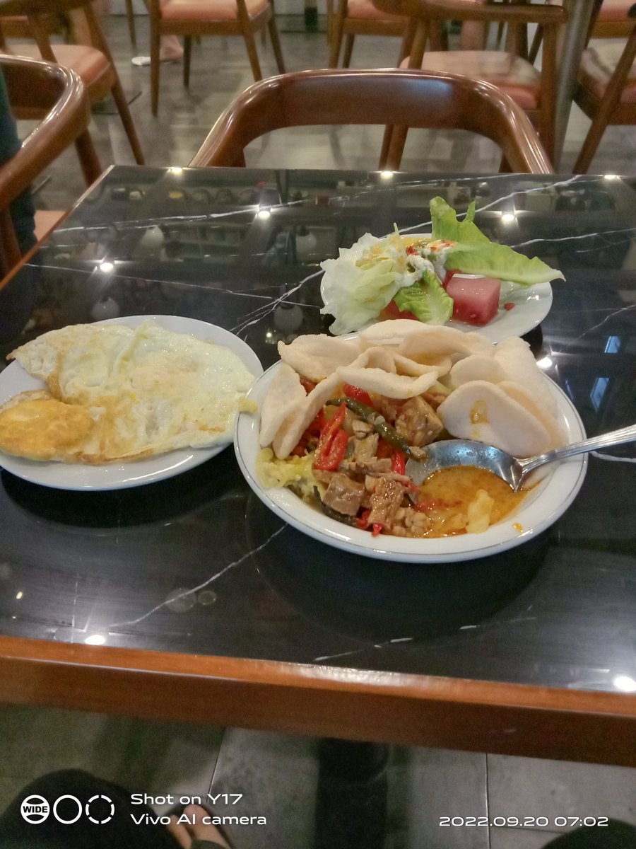 tfasya's tweet photo. Lontong memang sarapan pemersatu bangsa. Tambah matasapi, maka semakin nasionalis https://t.co/1MDnmNe481