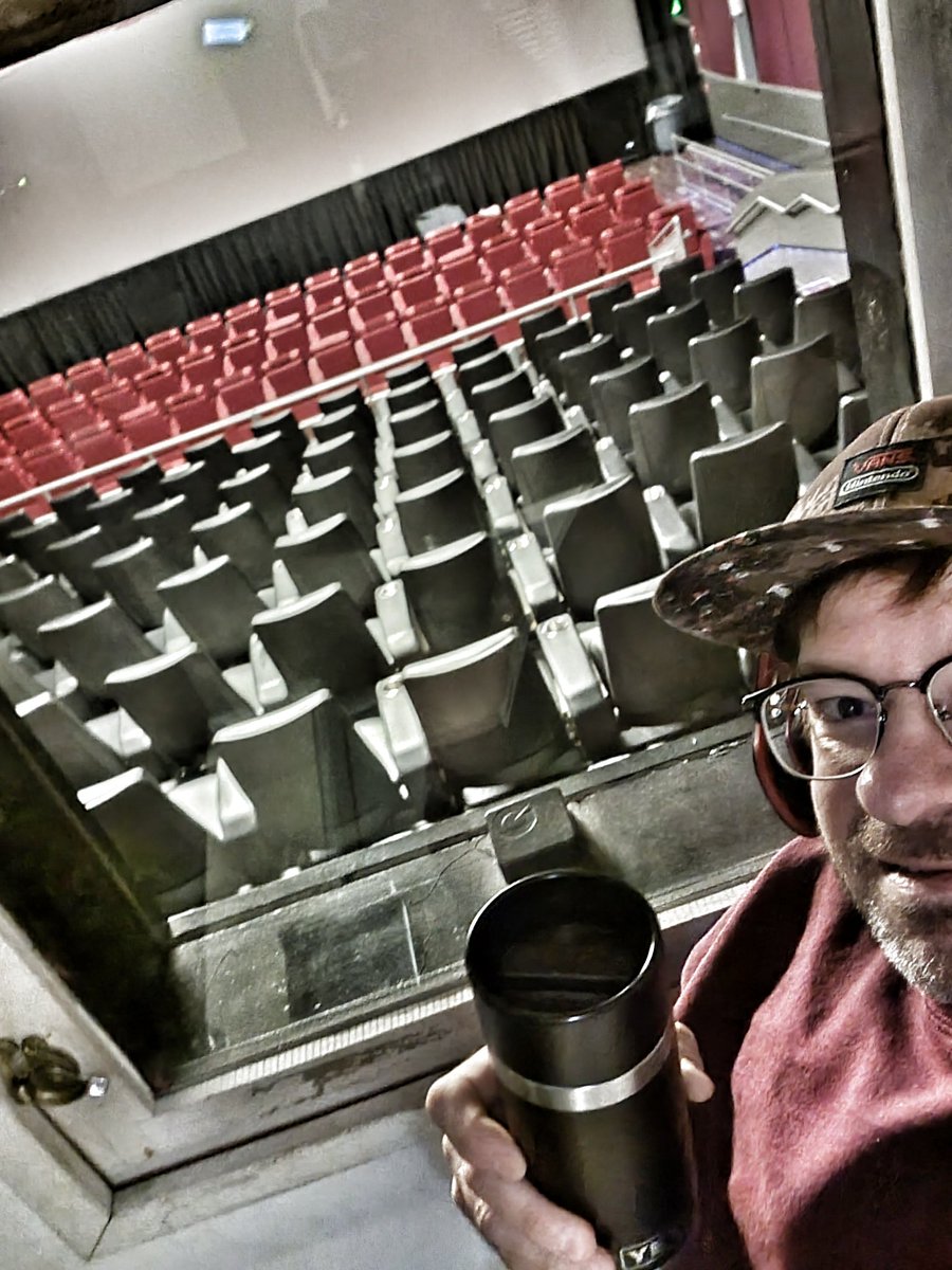FoxCatChris's tweet photo. Oh I almost forgot.. GM from a movie theater! https://t.co/amIPaRY9Qm