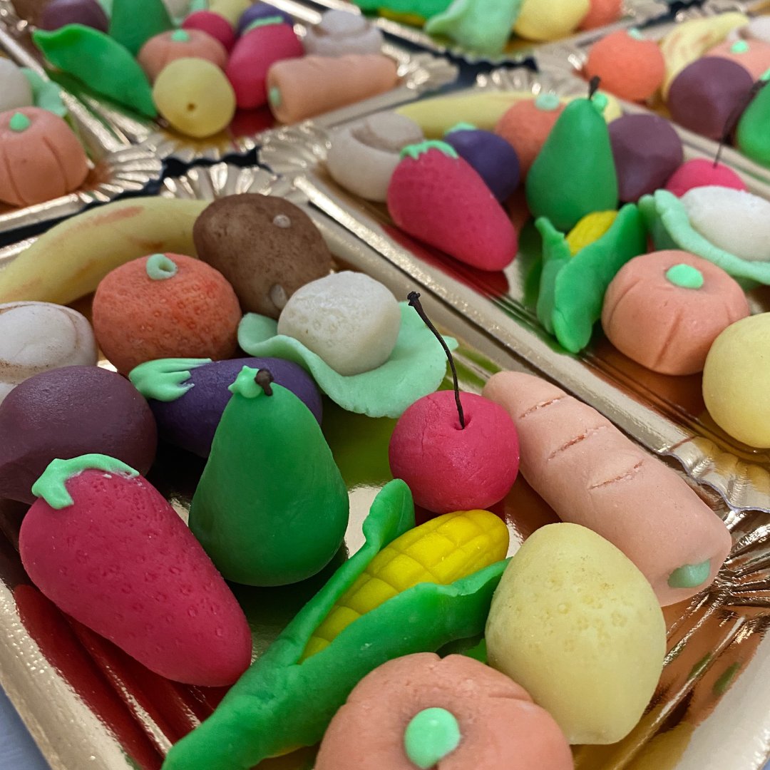 BakingFree_'s tweet photo. ¡Qué coloridos están los mostradores! 

Encarga tu mocaorà 🥰 Opciones disponibles: 

- Bandeja 250g (solo frutitas) 
- Bandeja 500 g (frutitas, mocaor, piulet y pañuelo) 
- A granel 

#mocaorasingluten #panaderiaartesanasingluten #bakingfree #valenciasingluten #9doctubre https://t.co/gAJZmLvCJ9