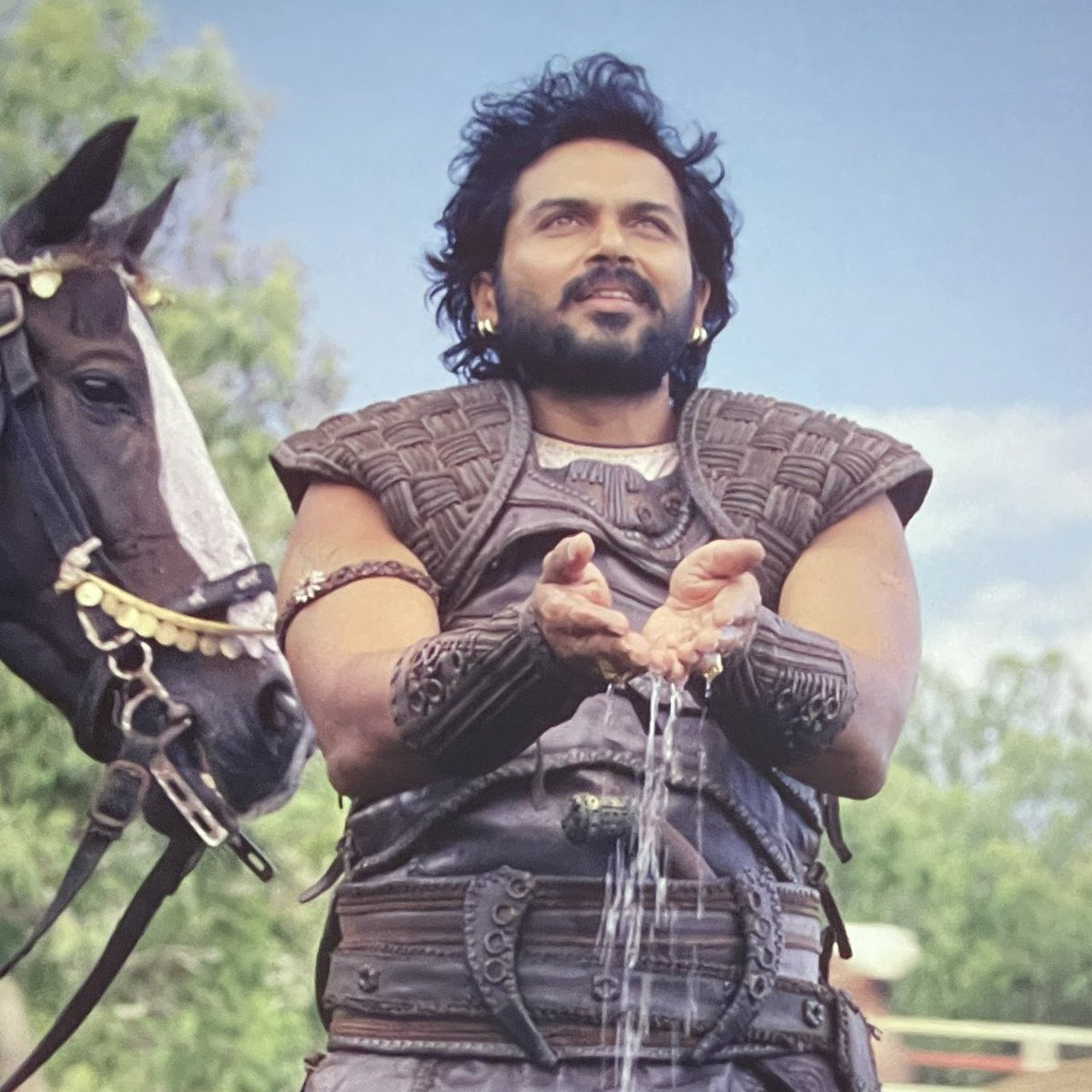 Nazeeofficial05's tweet photo. @Karthi_Offl Shades of #Vanthiyathevan 
@Karthi_Offl you just nailed your performance and you're born to play this role 🖤🤞 #vanthiyathevan 
#PonniyanSelvan1 #Ps1 😍😍 https://t.co/GgDilcXqjj
