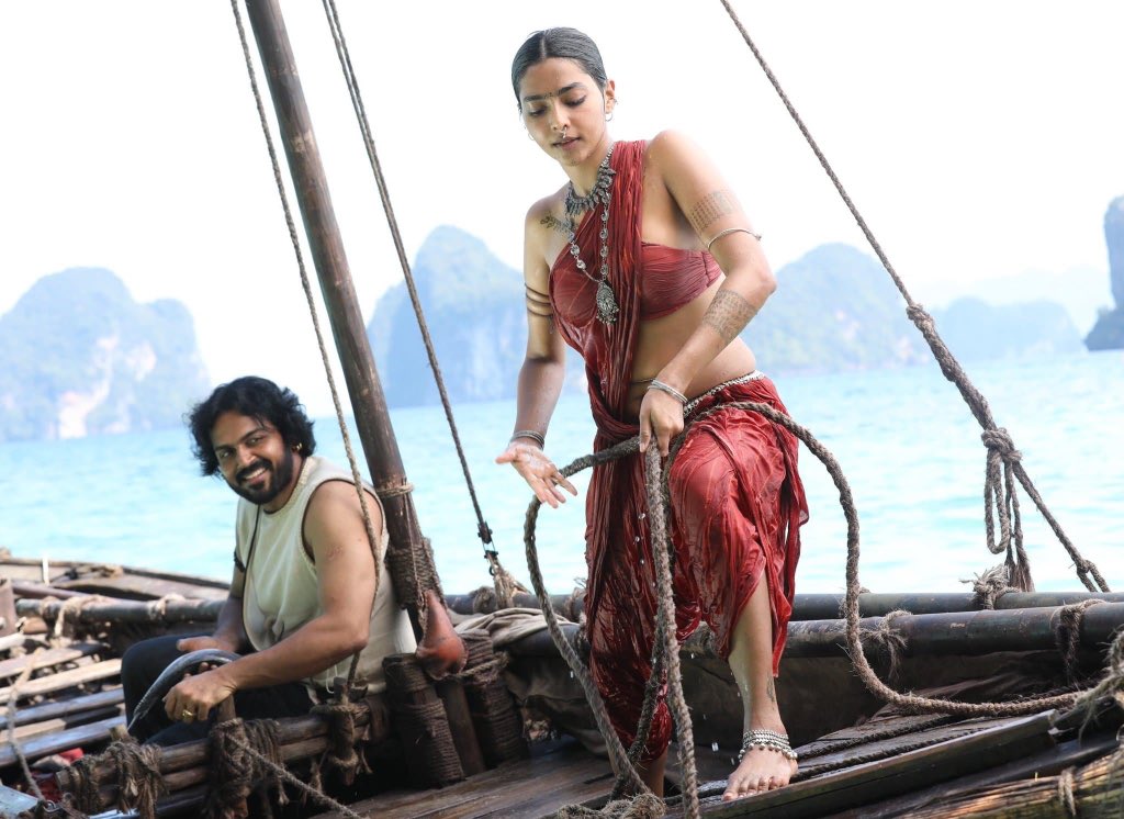 Nazeeofficial05's tweet photo. @Karthi_Offl Shades of #Vanthiyathevan 
@Karthi_Offl you just nailed your performance and you're born to play this role 🖤🤞 #vanthiyathevan 
#PonniyanSelvan1 #Ps1 😍😍 https://t.co/GgDilcXqjj