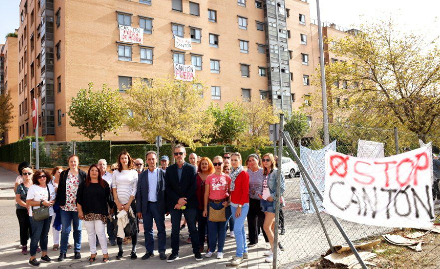 ReubicacionPau's tweet photo. Millones de gracias a @MasCarabanchel  y a @Rita_Maestre  por venir a visitarnos y ver nuestro problema. Mil gracias de verdad! 
A ver si otros se aplican el cuento @AlmeidaPP_  @bcarabante  @AlvaroGLopez https://t.co/nmNuYv2ylj