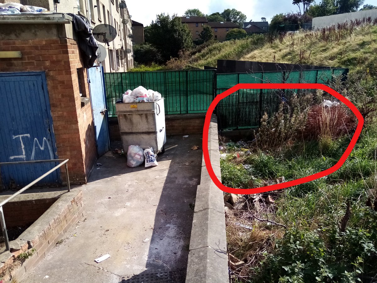 rasphmacp's tweet photo. @Edinburgh_CC The job has been half done, there is still rubbish sitting here from the overflowing communal bin! Can it be done properly?  Ref 1437380 https://t.co/AclGC0e7YO