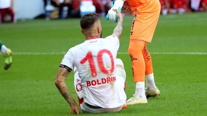 Samsunspor’umuz, Lig'in ilk 7 haftasında 3 farklı maçta kazandığı penaltıyı 3 farklı oyuncu gole çeviremedi. Bu 3 maçta ekstradan 5 puan kazanma şansını kaçırdık..

Liderle aramızda 4 puan fark var.. #Samsunspor