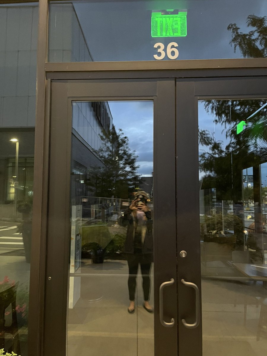 Fishamagigity13's tweet photo. @margo_christine nothing says happy Monday like your local #Starbucks still taking mobile orders but being inexplicably closed 😫 @Starbucks https://t.co/NIt1jscyZo