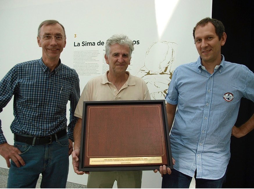FATAPUERCA's tweet photo. #SvantePääbo participó en 2014 en el congreso de la #UISSPP organizado por la Fundación #Atapuerca en la @ubuinvestiga Aquí le da a @JuanLuisArsuaga la secuenciación del ADN más antiguo extraído de la #simadeloshuesos en #Atapuerca entregado en su visita al @museoevolucion https://t.co/jeyC6E8uWa