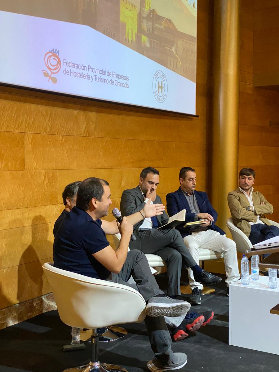Llegamos a la recta final de la Jornada. Se inicia la mesa redonda: la #tapa a debate. 

Participan: Francisco Navarro Lirio, de Restaurante Támesis; José Antonio García López, de <a href="/Docetapas/">Restaurante 12 Tapas</a>; José Díaz-Caneja Viya, del Grupo La Jungla y Francisco Aguilar, de <a href="/Belmonte_GRX/">Taberna Belmonte GR</a> 👏🏼