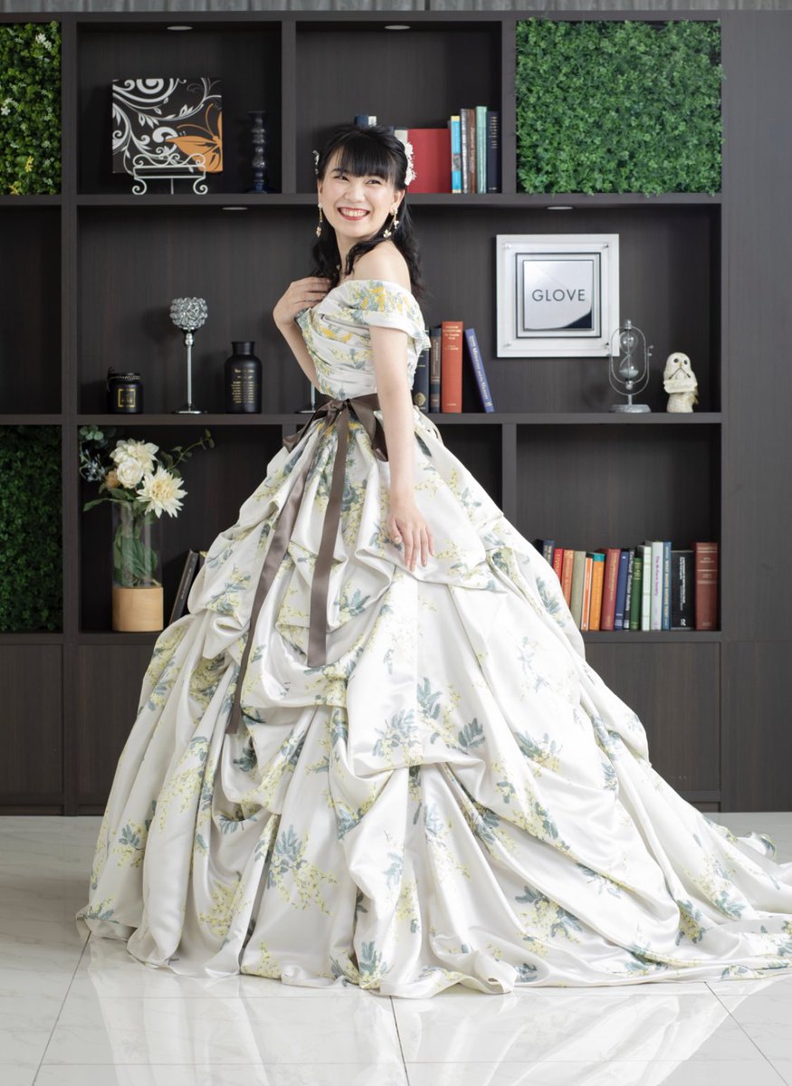 rina_ama10's tweet photo. グランドファイナルで着ていたドレスは、葉菜桜花子さんが手がける、花言葉ドレスシリーズの「ミモザ」です🌼

サテンのドレスは高級感がありながらも、長さが違う腰のリボン等で遊び心も感じられます✨

このドレスとペアの男性ベストがあるのもいいですね💛

@flowery__fields  #クラウディア https://t.co/RYNS0bMmwE