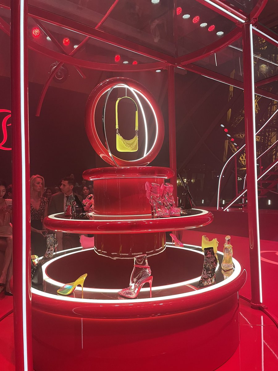krungy21's tweet photo. “The Loubi Show” by Christian Louboutin at the Eiffel Tower ❤️ The show was beautiful!!! Thanks for having me and I was really happy to meet you Chrisitian. I L❤️VE my 👠 https://t.co/wUHJOGgoDt