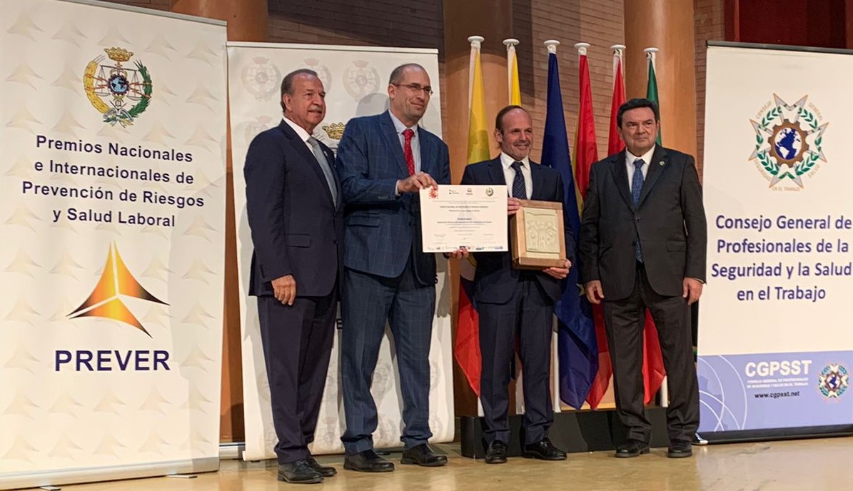FESVIAL's tweet photo. Premios de Prevención de Riesgos y Salud Laboral 2021
Premio #PREVER @FESVIAL para @Fenadismer. Recoge Mario Aza, representante en #Extremadura con Rafael Ruiz, presidente del @cgpsst_net y Javier Llamazares, #FESVIAL
El acto se celebró en el Centro Cultural La Alcazaba (#Mérida) https://t.co/S7l2bptmTZ