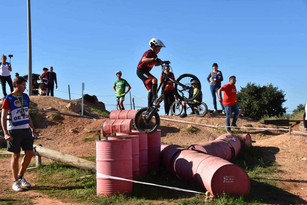 ciclismecat's tweet photo. 🏆La Copa Tarragona Trial 2022 premia els seus guanyadors finals a Torredembarra.

🚲La competició, que també ha fet parada a Cambrils i Prades, té l'objectiu d'apropar l'esport base del trial a la província.

+ info👉https://t.co/9hKQtTIFyM

#ciclismecat #formació https://t.co/B3aSd9sTBu