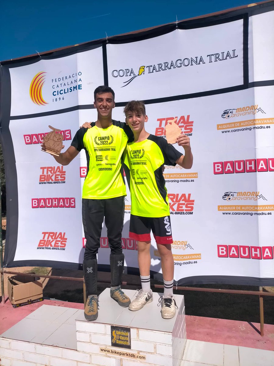 ciclismecat's tweet photo. 🏆La Copa Tarragona Trial 2022 premia els seus guanyadors finals a Torredembarra.

🚲La competició, que també ha fet parada a Cambrils i Prades, té l'objectiu d'apropar l'esport base del trial a la província.

+ info👉https://t.co/9hKQtTIFyM

#ciclismecat #formació https://t.co/B3aSd9sTBu