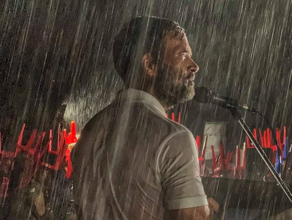 तेरा यही अंदाज जमाने को खलता है,
की चिराग हवा के खिलाफ क्यों जलता है। #BharatjodoYatra